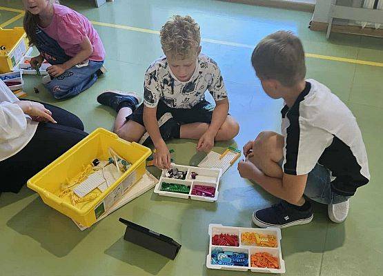 Grafika 9: Robotyczne Przygody – Akademia Robotyki dla Dzieci