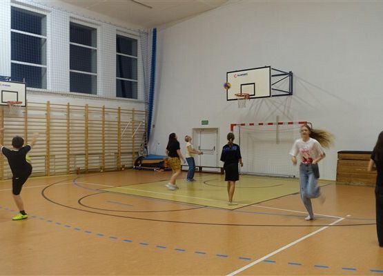 Grafika 24: Nocka w szkole i bibliotece z klasą VIIB