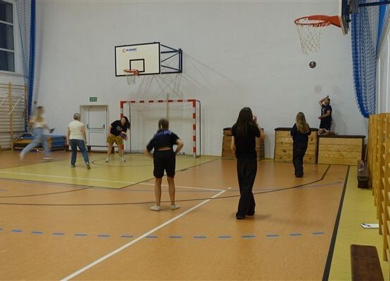 Grafika 26: Nocka w szkole i bibliotece z klasą VIIB