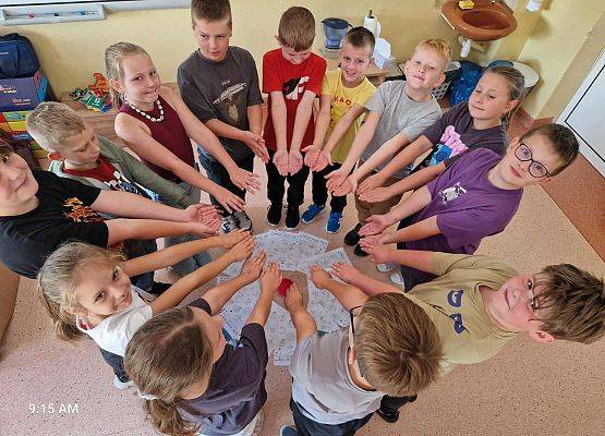 Grafika 6: 15 września 2025 - obchody Dnia Kropki w naszej szkole