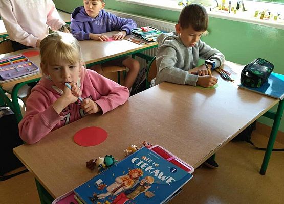 Grafika 5: 15 września 2025 - obchody Dnia Kropki w naszej szkole