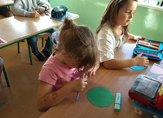 Grafika 7: 15 września 2025 - obchody Dnia Kropki w naszej szkole