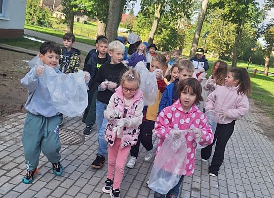 Grafika 4: Klasy najmłodsze w akcji sprzątania świata