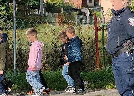 Grafika 2: Bezpieczna droga do szkoły - spotkanie kl. IA z policjantami