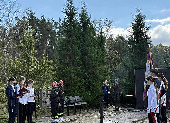 Grafika 4: Udział naszej szkoły w uroczystościach upamiętniających ofiary Marszu Śmierci w Gęsi