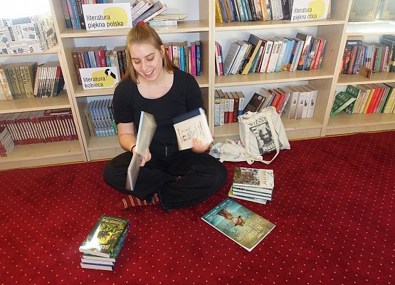 Grafika 2: Wrześniowe spotkania Dyskusyjnego Klubu Książki w szkolnej bibliotece