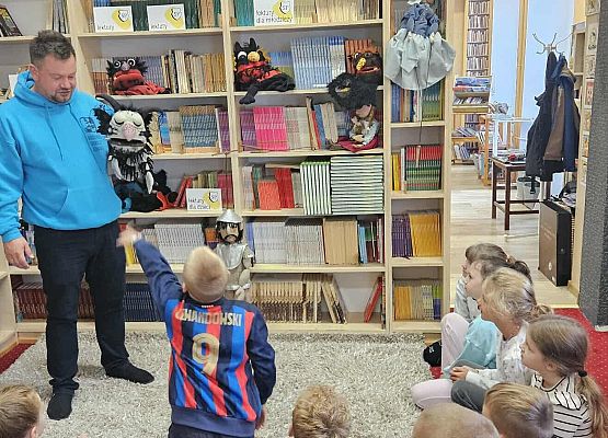 Grafika 2: Zajęcia warsztatowe z aktorem z Pracowni Edukacji Teatralnej Teatru Lalki Tęcza ze Słupska dla naszych uczniów