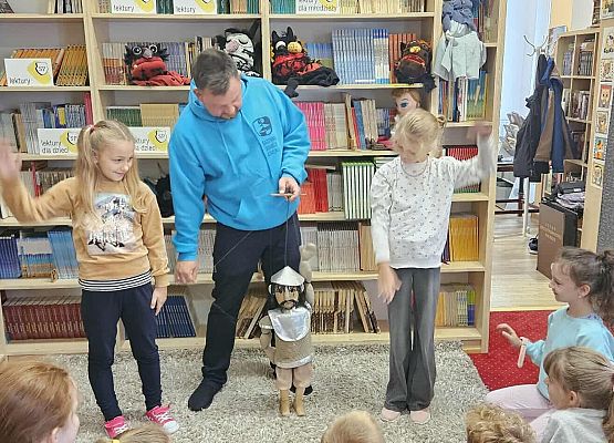 Grafika 3: Zajęcia warsztatowe z aktorem z Pracowni Edukacji Teatralnej Teatru Lalki Tęcza ze Słupska dla naszych uczniów