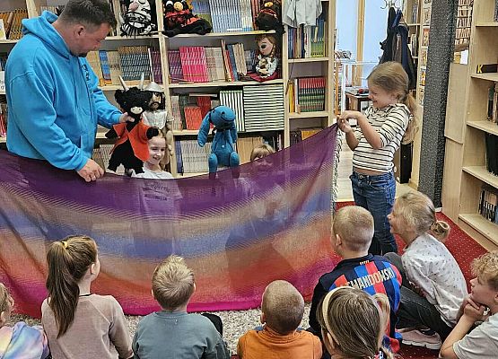 Grafika 4: Zajęcia warsztatowe z aktorem z Pracowni Edukacji Teatralnej Teatru Lalki Tęcza ze Słupska dla naszych uczniów