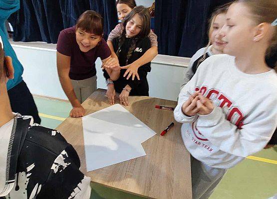 Grafika 5: Zajęcia warsztatowe z aktorem z Pracowni Edukacji Teatralnej Teatru Lalki Tęcza ze Słupska dla naszych uczniów