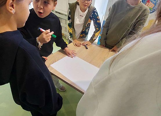 Grafika 6: Zajęcia warsztatowe z aktorem z Pracowni Edukacji Teatralnej Teatru Lalki Tęcza ze Słupska dla naszych uczniów