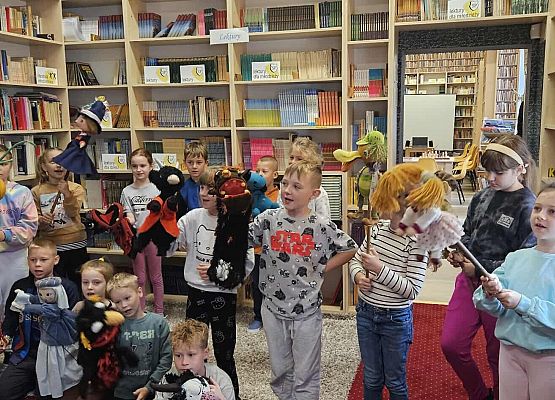 Grafika 8: Zajęcia warsztatowe z aktorem z Pracowni Edukacji Teatralnej Teatru Lalki Tęcza ze Słupska dla naszych uczniów