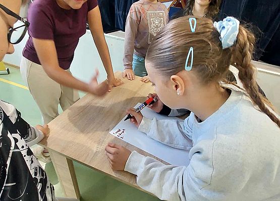 Grafika 21: Zajęcia warsztatowe z aktorem z Pracowni Edukacji Teatralnej Teatru Lalki Tęcza ze Słupska dla naszych uczniów