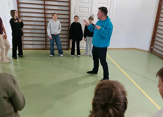 Grafika 10: Zajęcia warsztatowe z aktorem z Pracowni Edukacji Teatralnej Teatru Lalki Tęcza ze Słupska dla naszych uczniów