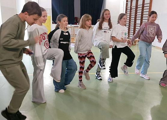 Grafika 13: Zajęcia warsztatowe z aktorem z Pracowni Edukacji Teatralnej Teatru Lalki Tęcza ze Słupska dla naszych uczniów