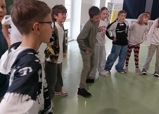 Grafika 14: Zajęcia warsztatowe z aktorem z Pracowni Edukacji Teatralnej Teatru Lalki Tęcza ze Słupska dla naszych uczniów