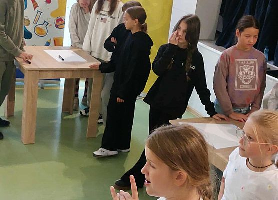 Grafika 15: Zajęcia warsztatowe z aktorem z Pracowni Edukacji Teatralnej Teatru Lalki Tęcza ze Słupska dla naszych uczniów