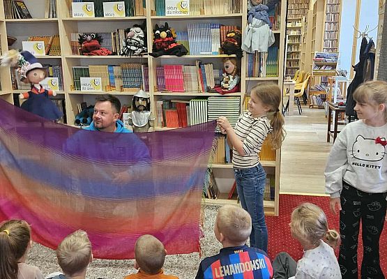 Grafika 16: Zajęcia warsztatowe z aktorem z Pracowni Edukacji Teatralnej Teatru Lalki Tęcza ze Słupska dla naszych uczniów