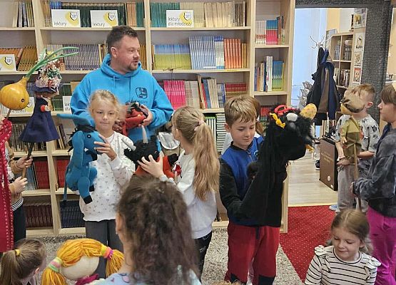 Grafika 22: Zajęcia warsztatowe z aktorem z Pracowni Edukacji Teatralnej Teatru Lalki Tęcza ze Słupska dla naszych uczniów