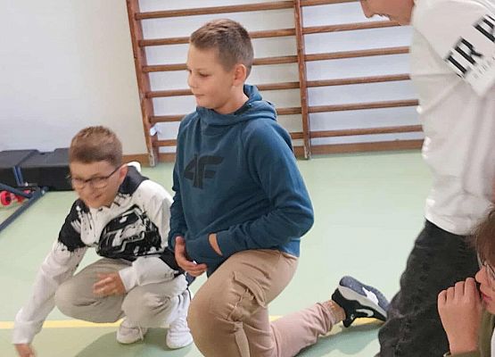 Grafika 23: Zajęcia warsztatowe z aktorem z Pracowni Edukacji Teatralnej Teatru Lalki Tęcza ze Słupska dla naszych uczniów