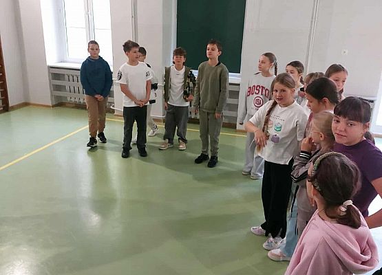 Grafika 26: Zajęcia warsztatowe z aktorem z Pracowni Edukacji Teatralnej Teatru Lalki Tęcza ze Słupska dla naszych uczniów