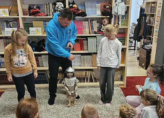 Grafika 27: Zajęcia warsztatowe z aktorem z Pracowni Edukacji Teatralnej Teatru Lalki Tęcza ze Słupska dla naszych uczniów