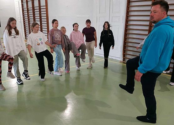 Grafika 28: Zajęcia warsztatowe z aktorem z Pracowni Edukacji Teatralnej Teatru Lalki Tęcza ze Słupska dla naszych uczniów