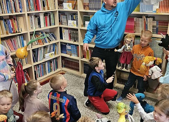 Grafika 29: Zajęcia warsztatowe z aktorem z Pracowni Edukacji Teatralnej Teatru Lalki Tęcza ze Słupska dla naszych uczniów