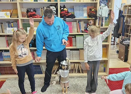 Grafika 30: Zajęcia warsztatowe z aktorem z Pracowni Edukacji Teatralnej Teatru Lalki Tęcza ze Słupska dla naszych uczniów