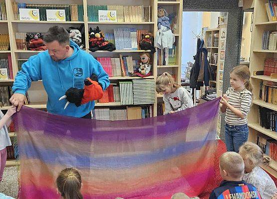 Grafika 31: Zajęcia warsztatowe z aktorem z Pracowni Edukacji Teatralnej Teatru Lalki Tęcza ze Słupska dla naszych uczniów