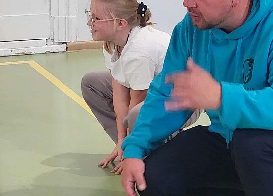 Grafika 32: Zajęcia warsztatowe z aktorem z Pracowni Edukacji Teatralnej Teatru Lalki Tęcza ze Słupska dla naszych uczniów