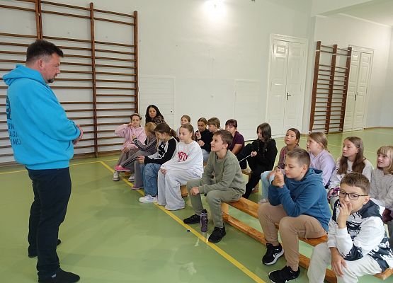 Grafika 36: Zajęcia warsztatowe z aktorem z Pracowni Edukacji Teatralnej Teatru Lalki Tęcza ze Słupska dla naszych uczniów