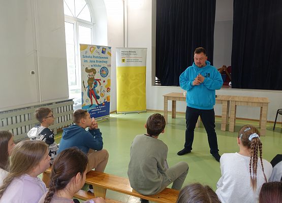 Grafika 38: Zajęcia warsztatowe z aktorem z Pracowni Edukacji Teatralnej Teatru Lalki Tęcza ze Słupska dla naszych uczniów