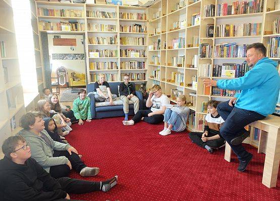 Grafika 39: Zajęcia warsztatowe z aktorem z Pracowni Edukacji Teatralnej Teatru Lalki Tęcza ze Słupska dla naszych uczniów