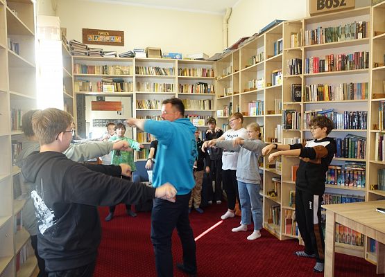 Grafika 42: Zajęcia warsztatowe z aktorem z Pracowni Edukacji Teatralnej Teatru Lalki Tęcza ze Słupska dla naszych uczniów