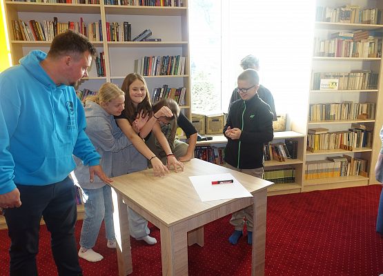 Grafika 44: Zajęcia warsztatowe z aktorem z Pracowni Edukacji Teatralnej Teatru Lalki Tęcza ze Słupska dla naszych uczniów