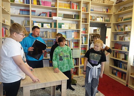 Grafika 48: Zajęcia warsztatowe z aktorem z Pracowni Edukacji Teatralnej Teatru Lalki Tęcza ze Słupska dla naszych uczniów