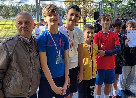 Grafika 5: Cztery razy podium w sztafetowych biegach przełajowych! 