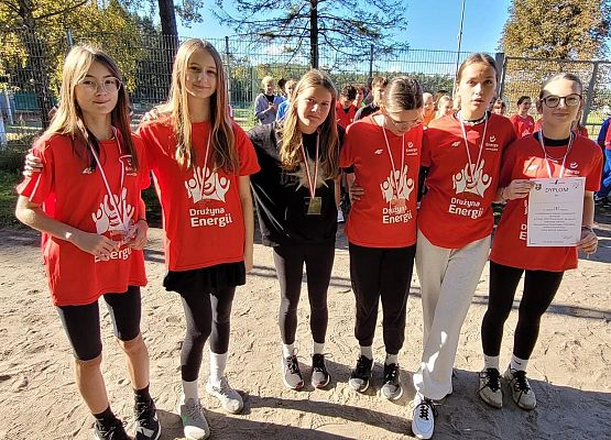 Grafika 8: Cztery razy podium w sztafetowych biegach przełajowych! 