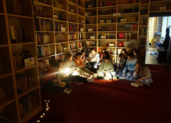 Grafika 4: Akcja NOC BIBLIOTEK w naszej szkolnej bibliotece