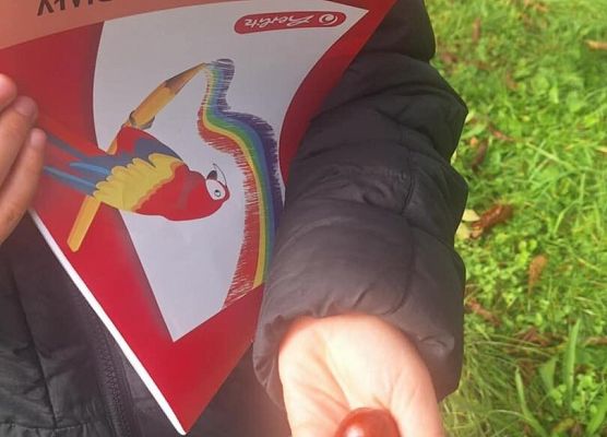 Grafika 2: Plenerowa lekcja pierwszaków o jesieni