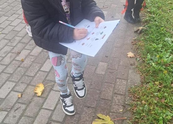 Grafika 5: Plenerowa lekcja pierwszaków o jesieni