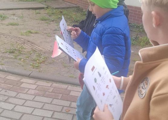 Grafika 4: Plenerowa lekcja pierwszaków o jesieni