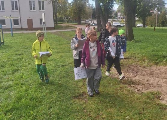 Grafika 6: Plenerowa lekcja pierwszaków o jesieni