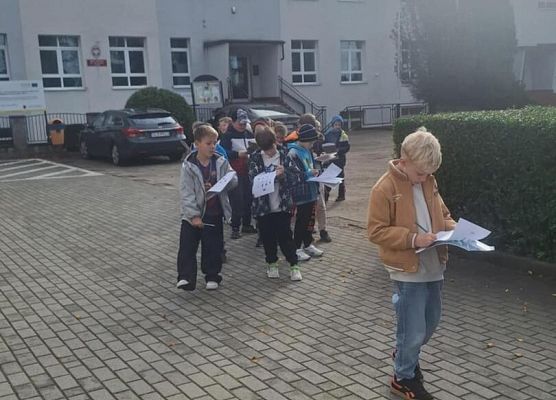 Grafika 8: Plenerowa lekcja pierwszaków o jesieni