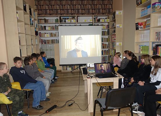 Grafika 3: Słuchamy finalistów tegorocznego Konkursu Chopinowskiego - zajęcia muzyczne w naszej bibliotece