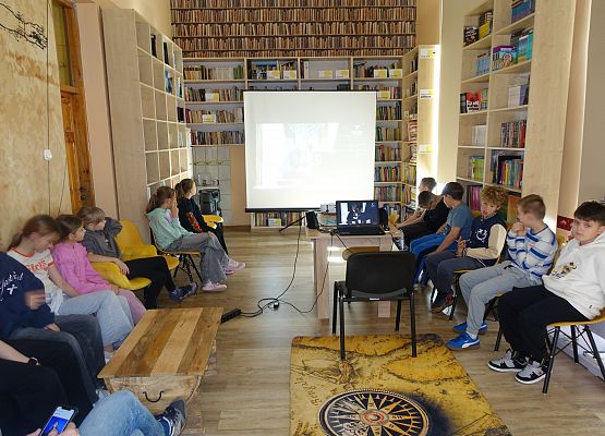 Grafika 2: Słuchamy finalistów tegorocznego Konkursu Chopinowskiego - zajęcia muzyczne w naszej bibliotece