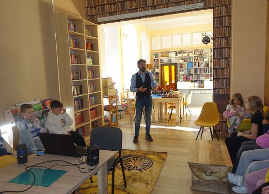 Grafika 1: Słuchamy finalistów tegorocznego Konkursu Chopinowskiego - zajęcia muzyczne w naszej bibliotece