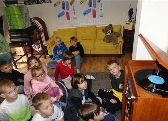 Grafika 1: Zaduszki Literackie - wspomnieniowe zajęcia biblioteczne kl. IA o Marii Konopnickiej i jej twórczości