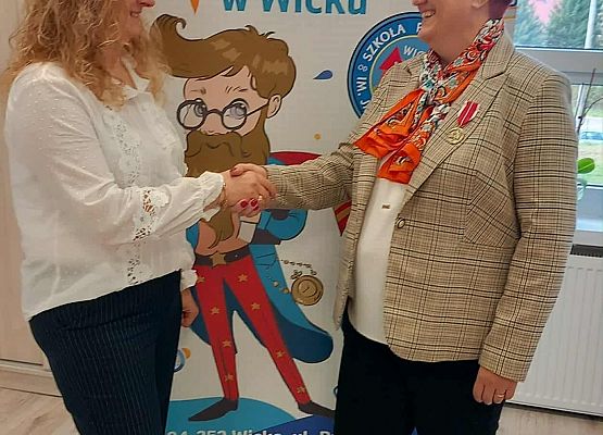 Grafika 9: Nauczycielka naszej szkoły, Pani Renata Maculewicz nagrodzona Medalem Komisji Edukacji Narodowej